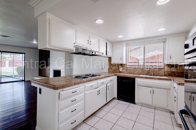 Building Photo - 3 Bedroom/2 Bath Home - $2250 per month!