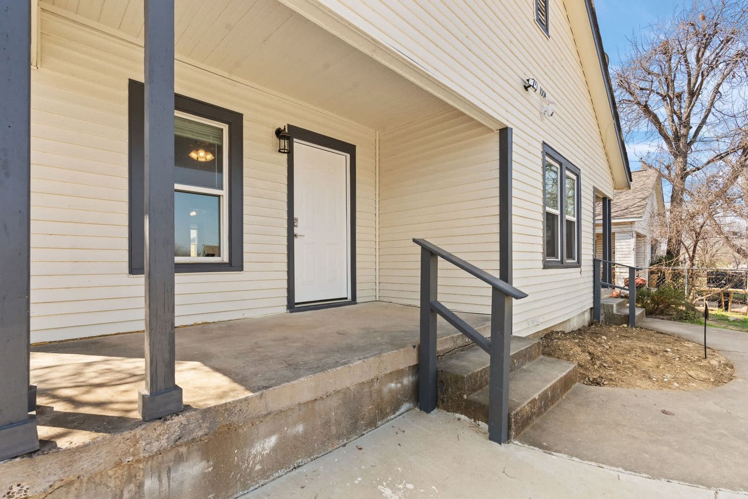 Building Photo - 1004 E Powell Ave