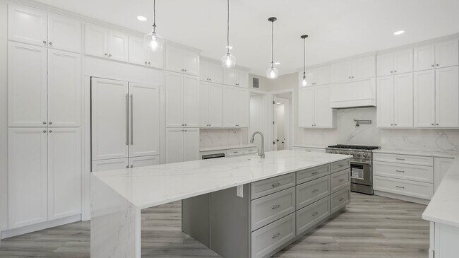 Building Photo - 6706 Oakmont Way