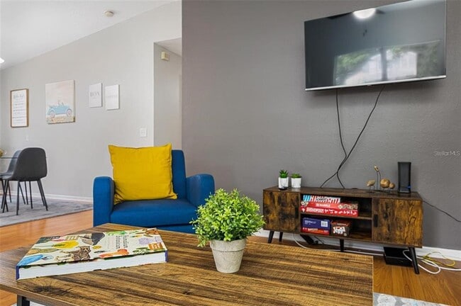 Building Photo - 212 W South Ave