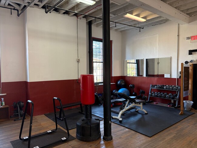 Building Photo - Sleek Manhattan Style Urban Condo Now Available in Byrne Lofts