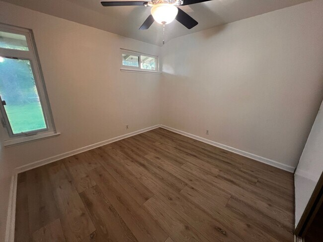 Building Photo - Adorable single-story home that has been updated