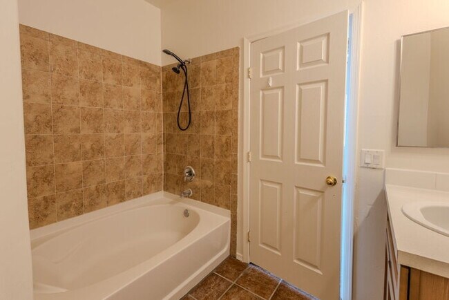 Building Photo - $500.00 MOVE-IN CREDIT TOWARDS FIRST MONTH RENT!!!!!!!! Beautiful Santa Rita Townhome in Sahuarita!!