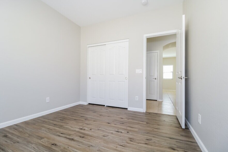 Building Photo - 17043 W Zuni St