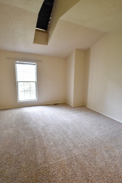 Building Photo - 3509 Queen Anne Way