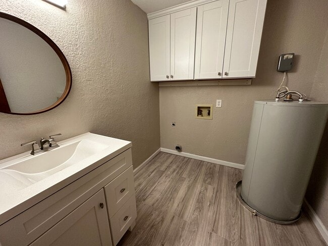 Building Photo - Beautifully maintained 2/1 in Brewster Est...