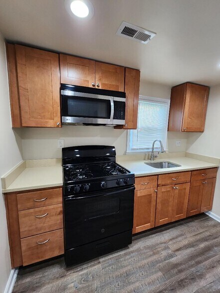 Building Photo - 2701 Woodsdale Ave