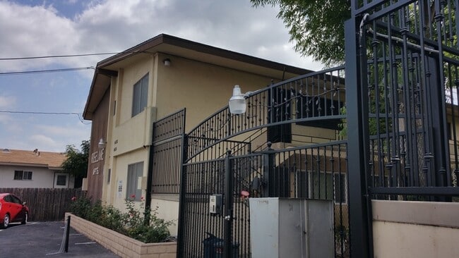 Building Photo - SPACIOUS 2BR/1BA Unit with private Yard.