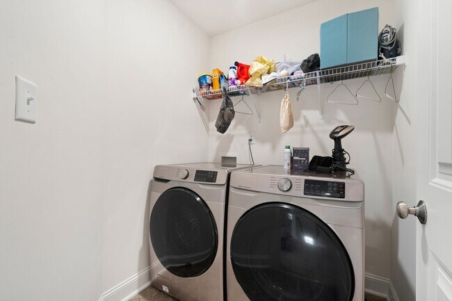 Building Photo - 3be / 2.5ba Easy Access to Duke Townhouse