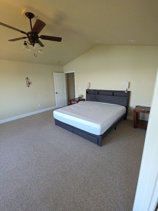 Building Photo - Stunning Lake Views in Riviera West