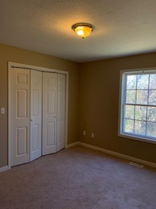 Building Photo - 4 Bedroom 3 Bath Townhouse in Batchelor He...