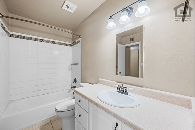 Building Photo - 2Bed/1.5Bath Townhome at 15th Ave/Camelback! Ready for Immediate Move-In!