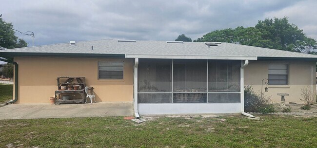 Building Photo - CUTE & COZY!  2 BEDROOM / 2 BATH / 2 CAR GARAGE W/ HUGE YARD (DELTONA)