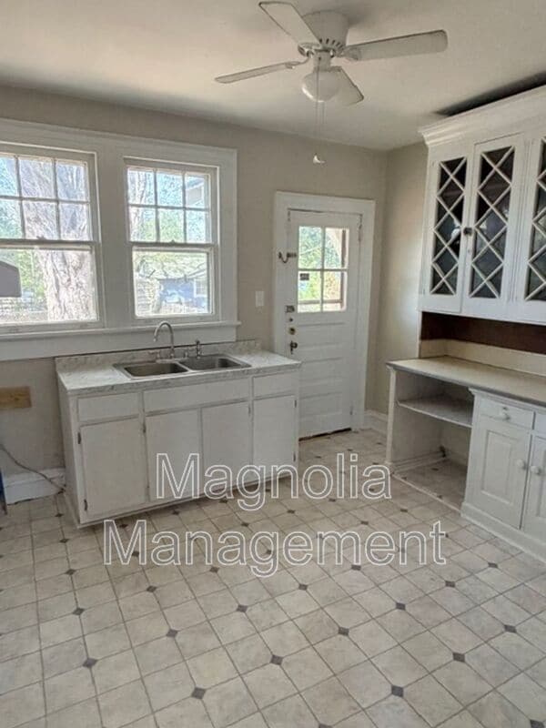 Building Photo - 503 Young St