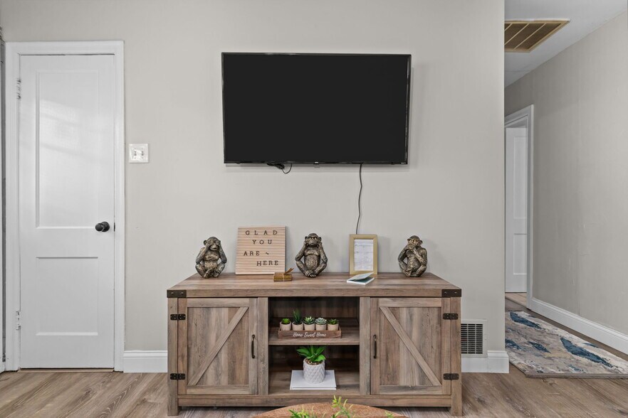 Building Photo - 6620 Wise Ave