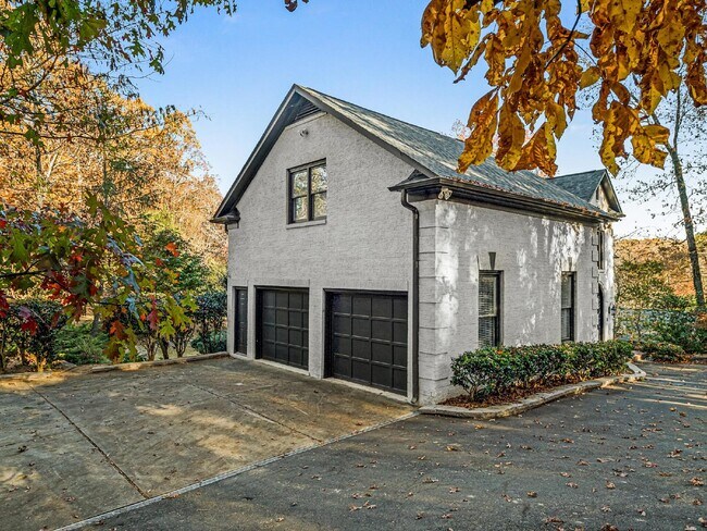 Building Photo - Beautifully built, renovated home boasts 5 BD, 5 BT, providing ample space for a growing family a...