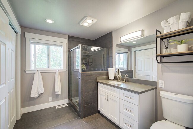 Building Photo - 5bd/2.5ba Edmonds Home
