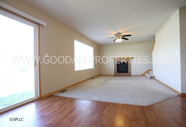 Building Photo - 3-Bedroom, 2.5-Bath Home in Urbandale with Attached 2-Car Garage