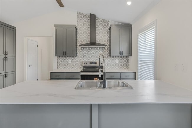 Building Photo - 495 Pleasant St