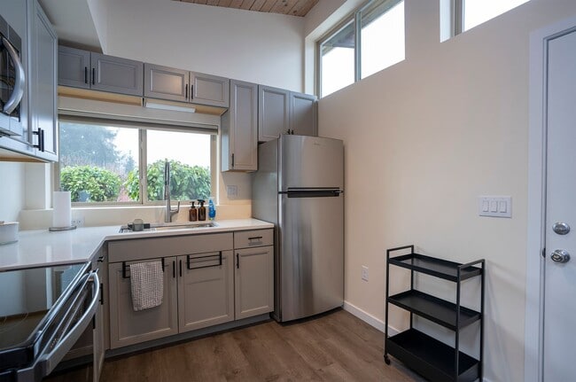 Building Photo - Fully Furnished Bungalow with Studio Living and Scenic Views in Tacoma!