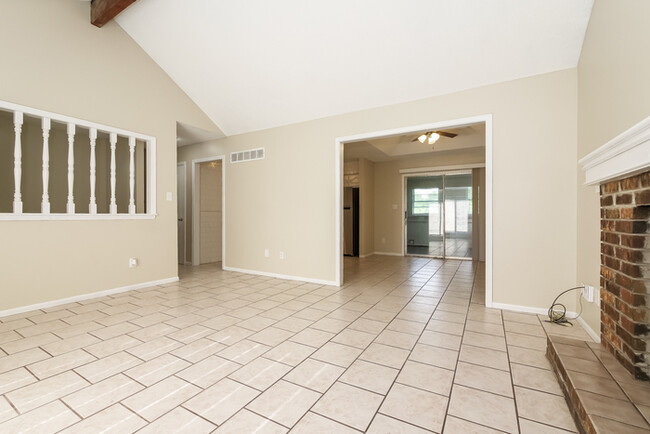 Building Photo - Spacious 4-Bedroom Home