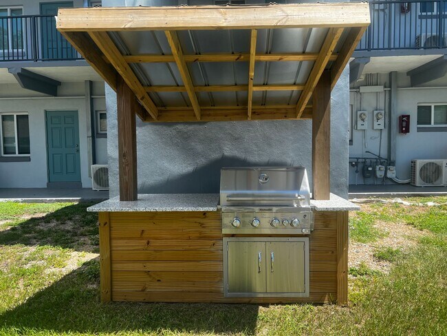 Building Photo - The Blackwell Apartments | 1 Bedroom Apartments in Leesburg, FL