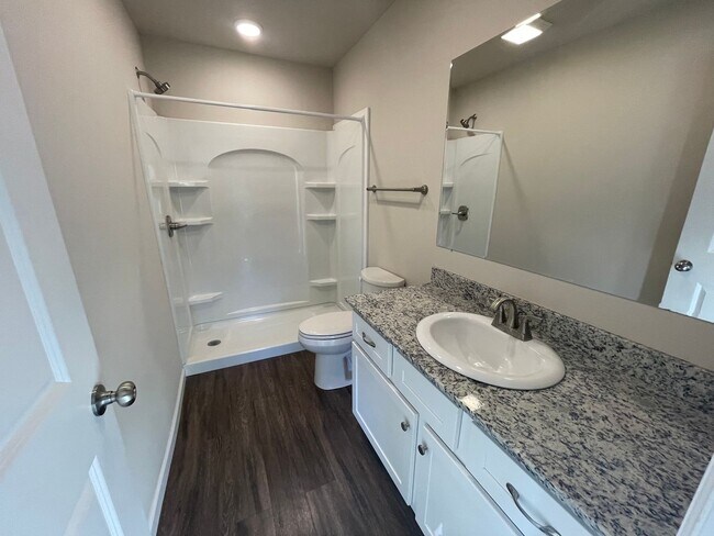 Building Photo - 3 bed, 2 bath, 2 car garage duplex!!