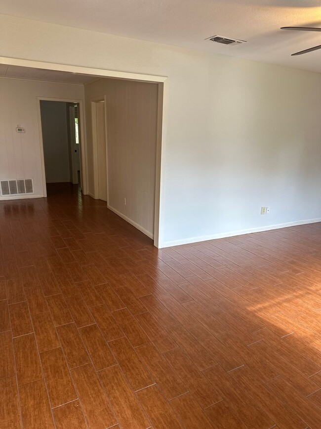 Building Photo - ~ 3/2/1 For Rent in Midtown Tyler ~