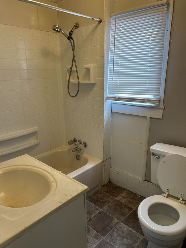 Building Photo - Recently renovated 2br/1ba home - Pets wel...