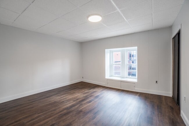 Building Photo - Luxury Home - South Side Flats