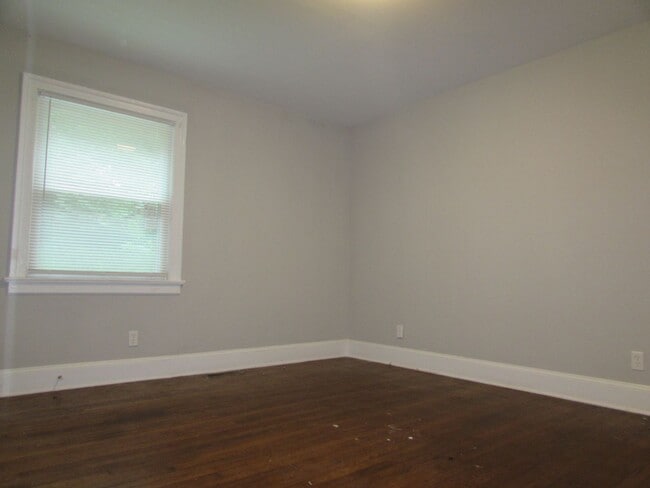 Building Photo - Cute Renovated 3 Bed/1 Bath Home - Large Y...