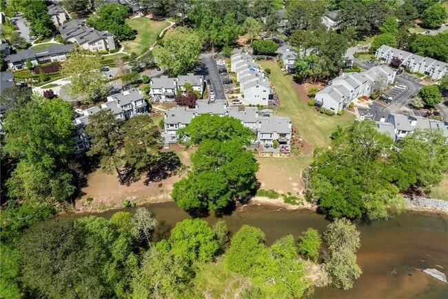 Building Photo - 1009 Riverbend Club Dr SE