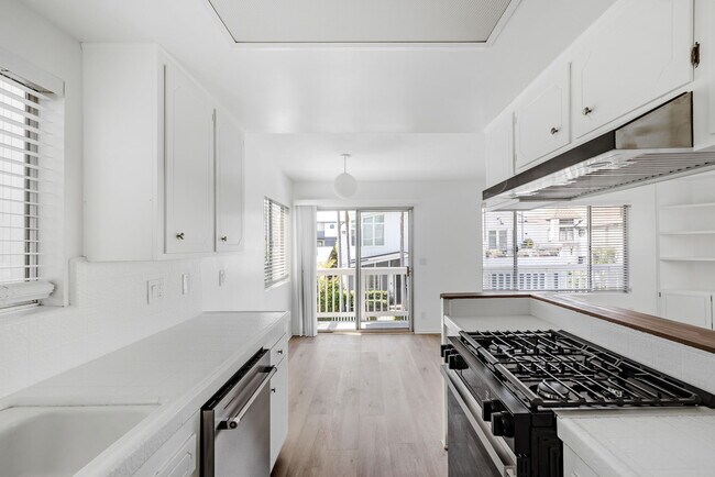Upstairs kitchen - 464 28th St