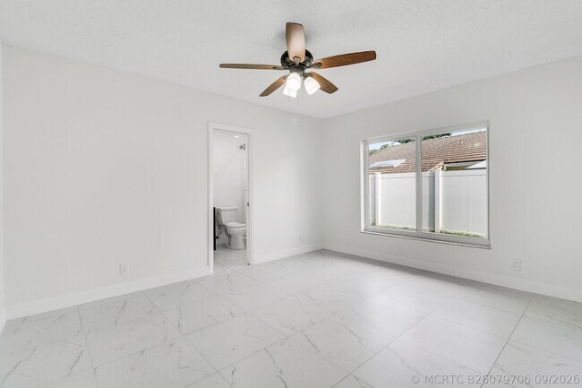 Building Photo - 100 SW 15th Ct