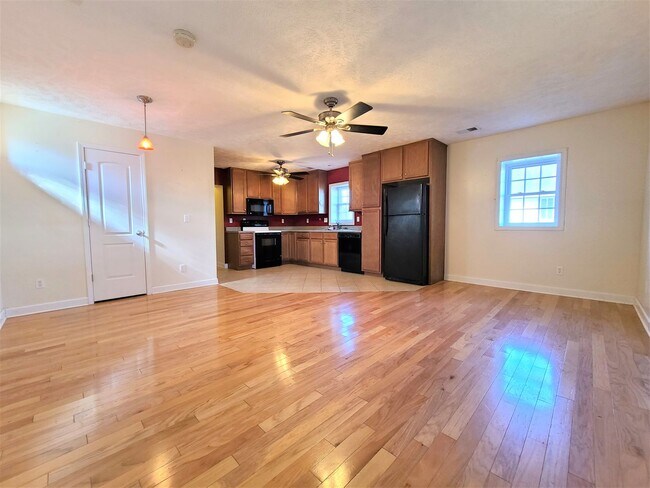 Building Photo - 1br, 1ba home  in Bloomingdale area, must see!