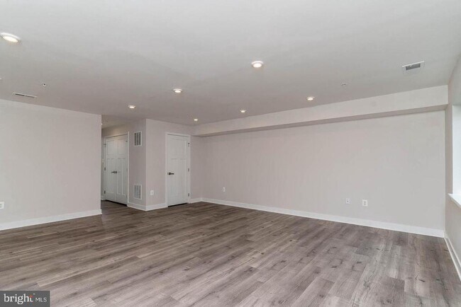 Building Photo - 6021 Etterbeek St