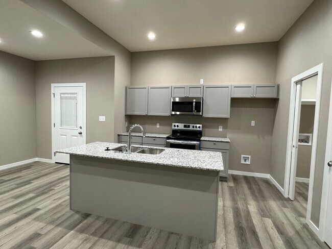 Building Photo - Newer 4 Bedrooms/2 Baths/Oversized 2 Car Garage Home Coming Available!