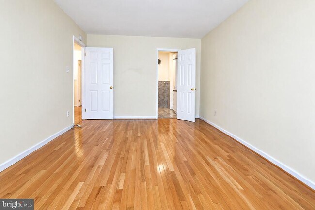Building Photo - 604 Hillary Ct