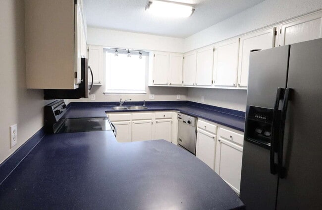 Building Photo - "Charming 2-Bed Townhouse with Cozy Fireplace in Prime Fort Walton Beach Location!"