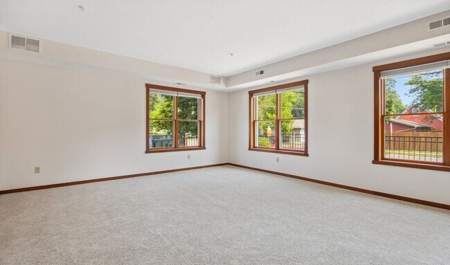 Building Photo - Stunning 2 level Condo in Exclusive St Pau...