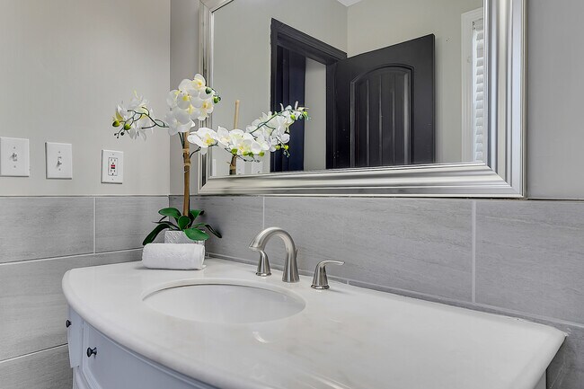 Building Photo - 2062 Woodbine Cir