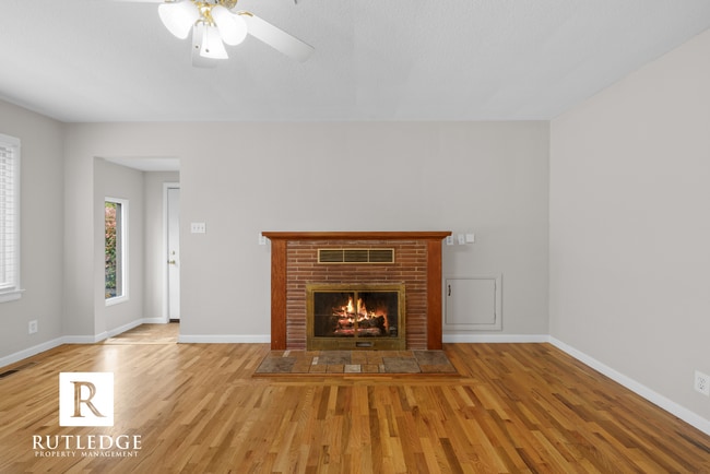 Building Photo - 3 Bedroom / 2 Bath - Ranch Style Home West Medford / Huge Back Yard!