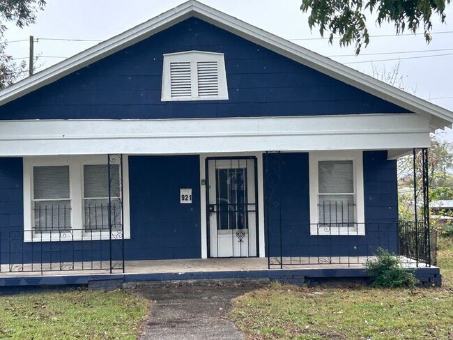 Primary Photo - 921 4th Ave W