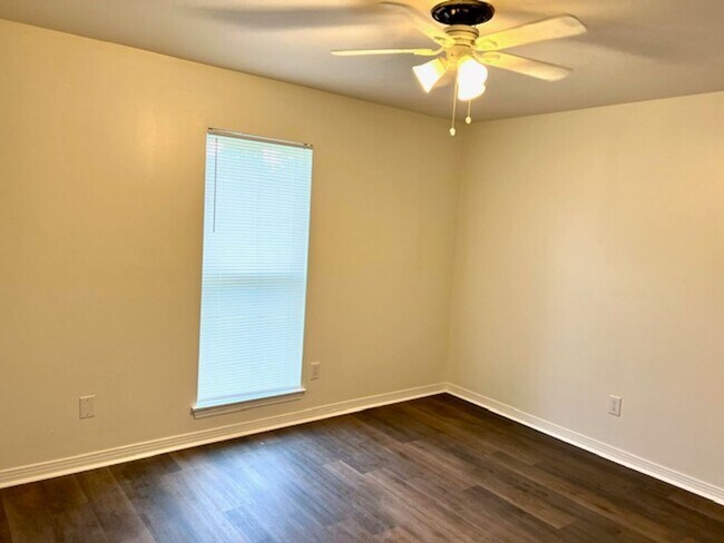 Building Photo - 3/2 brick home in Cottage Park Estates