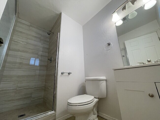Building Photo - Room to Spread Out! South Valley 3bd on a ...