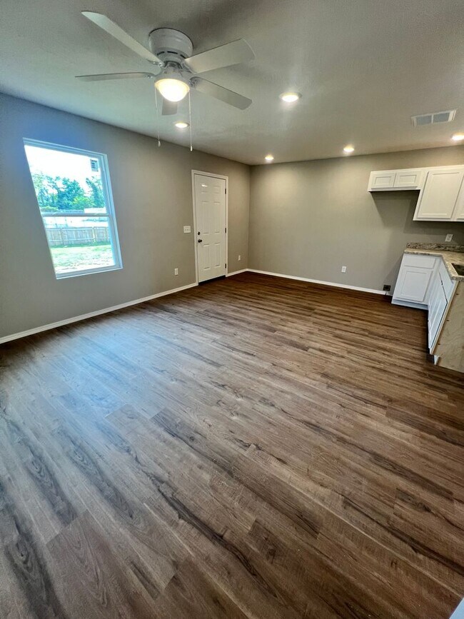 Building Photo - 690 E Garfield St