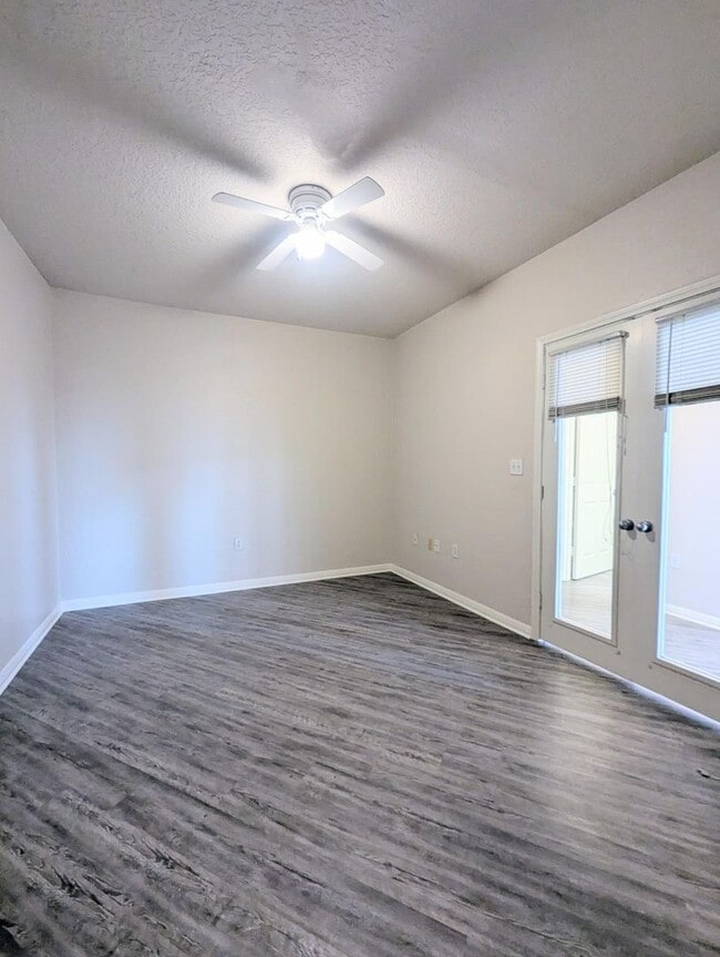 Building Photo - 2x2 Conveniently located. Large open conce...