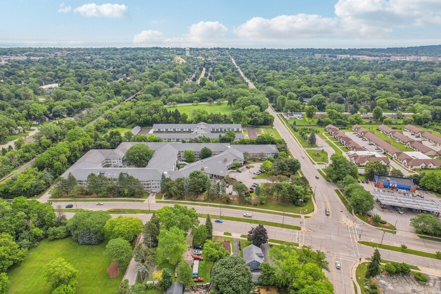 Building Photo - 6225 N Green Bay Ave