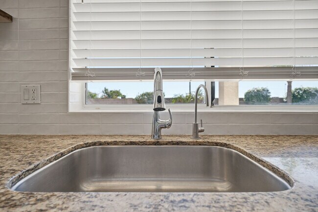 Building Photo - 1425 W Commerce Ave