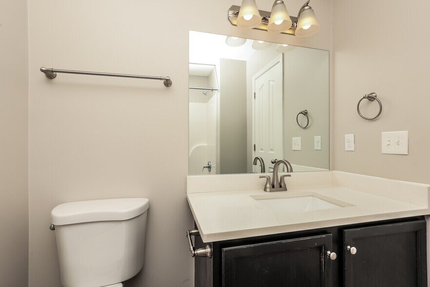 Building Photo - 1225 Eastwoods Dr